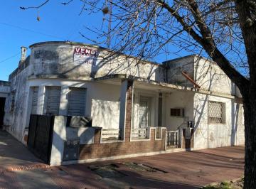 Casa de 5 ambientes, Armstrong · Casa con 388 m² Totales y 2 Dorm. en Venta en Armstrong