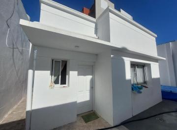 PH · 243m² · 3 Ambientes · 1 Cochera · Alquiler PH Tipo Casa en Moron Centro C/ Cochera
