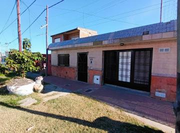 Casa · 223m² · 6 Ambientes · 1 Cochera · Venta de Casa, 3 Dormit. Parque Casas