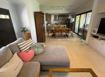 Casa · 210m² · 6 Ambientes · 3 Cocheras · Casa en Altos de Manantiales