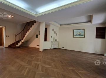 Casa · 251m² · 5 Ambientes · 2 Cocheras · Chalet 5 Amb con Jardín y Garaje