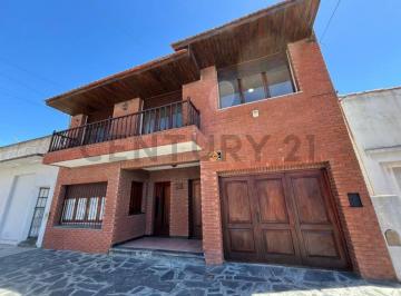 Casa · 255m² · 5 Ambientes · 2 Cocheras · Excelente Casa en Dos Plantas