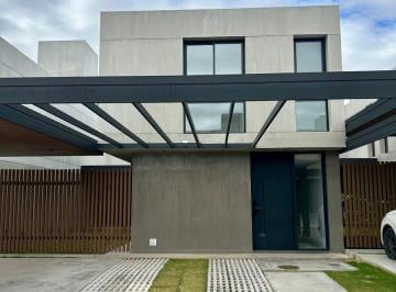 Casa · 170m² · 7 Ambientes · 2 Cocheras · Dúplex en Housing de Categoría de 3 Dorm. Chacras Green