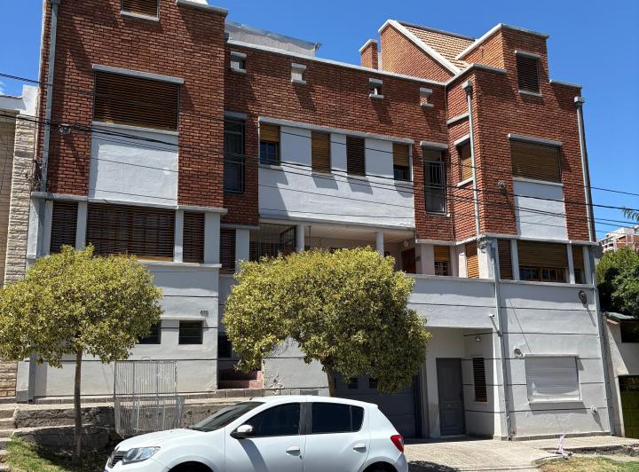 Casa · 250m² · 6 Ambientes · 1 Cochera