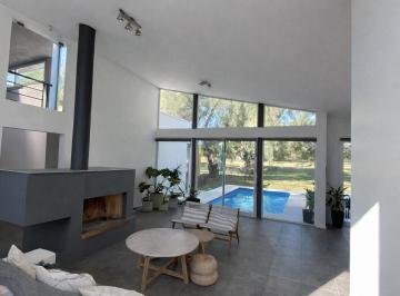 Casa de 4 ambientes, Guaymallén · Casa con Vistas Al Golf en Club de Campo, Guaymallén.