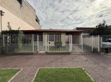 Casa · 95m² · 4 Ambientes · 1 Cochera · Casa 4 Ambientes con Pileta, Patio y Parrilla en Wilde Avellaneda