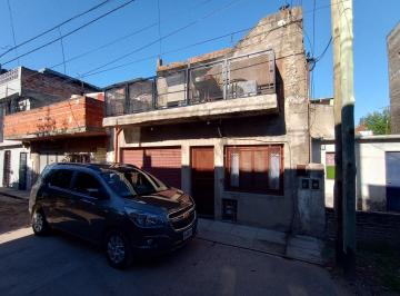Casa · 140m² · 4 Ambientes · 1 Cochera · Venta Casa 4 Ambientes con Cochera Doble y Patio. Villa Celina. Barrio Vicente Lopez.