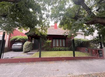 Casa · 444m² · 6 Ambientes · 1 Cochera · Lindísimo Chalet en Excelente Ubicación y en Muy Buen Estado!