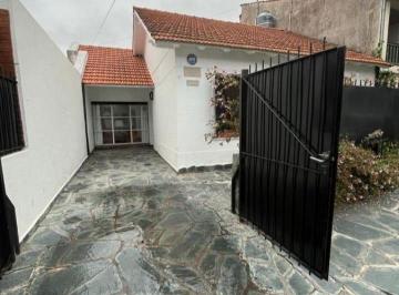 Casa · 230m² · 4 Ambientes · 2 Cocheras · Casa en Playa Grande