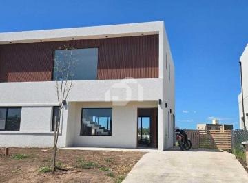 Casa · 163m² · 5 Ambientes · 2 Cocheras · Casa en Venta en Santa Elisa, Pilar del Este, Pilar