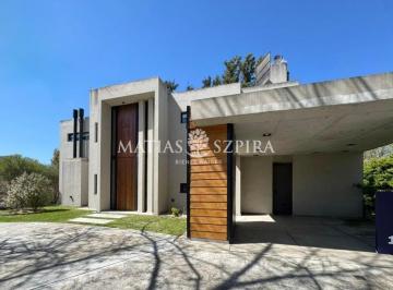Casa · 270m² · 4 Ambientes · 2 Cocheras · Casa 4 Ambientes. | Av Gaona, Colectora Sur Acceso Oeste
