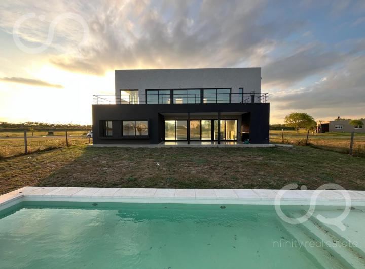 Casa · 200m² · 5 Ambientes · 2 Cocheras