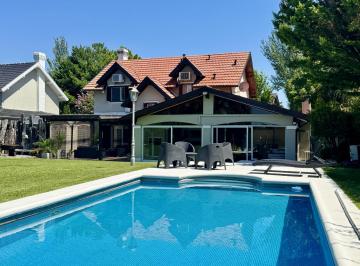 Casa · 190m² · 4 Ambientes · 1 Cochera · Casa en Venta Echeverria del Lago, Canning