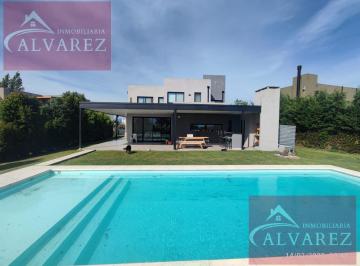 Casa · 306m² · 6 Ambientes · 4 Cocheras · Casa en Venta / Barrio Cerrado / Pileta / Jardin