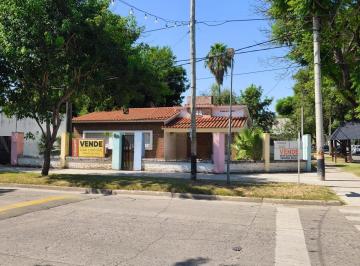 Casa · 180m² · 2 Dormitorios · 1 Cochera · Esquina Comercial, Centro de Funes
