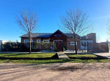 Casa · 122m² · 5 Ambientes · 1 Cochera · Casa en Funes Norte