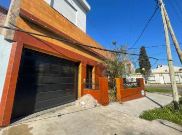 Casa · 104m² · 5 Ambientes · Casa 5 Ambientes en Lanús Oeste con Cochera y Terraza