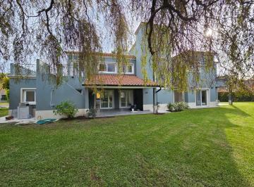 Casa · 225m² · 6 Ambientes · Casa en Barrio Santa Barbara