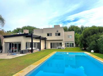 Casa de 7 ambientes, La Plata · Residencia de Categoría Frente Al Golf en Haras del Sur I