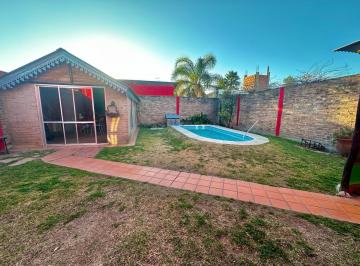 Casa · 135m² · 7 Ambientes · 1 Cochera · Casa en Venta en B° Los Manantiales Zona Norte. - Apto Credito