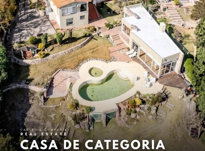 Casa · 393m² · 8 Ambientes · 1 Cochera