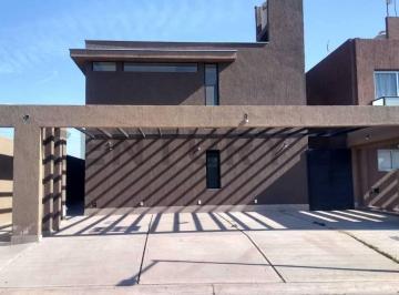 Casa · 100m² · 5 Ambientes · 2 Cocheras · Venta Duplex con Gran 2 Patios