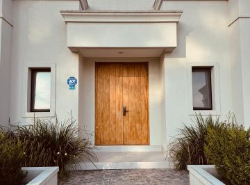 Casa de 5 ambientes, Exaltación de la Cruz · Casa en Venta – 5 Ambientes | Lote 1.700 m² | 200 m² Cubiertos | Vista Al Golf