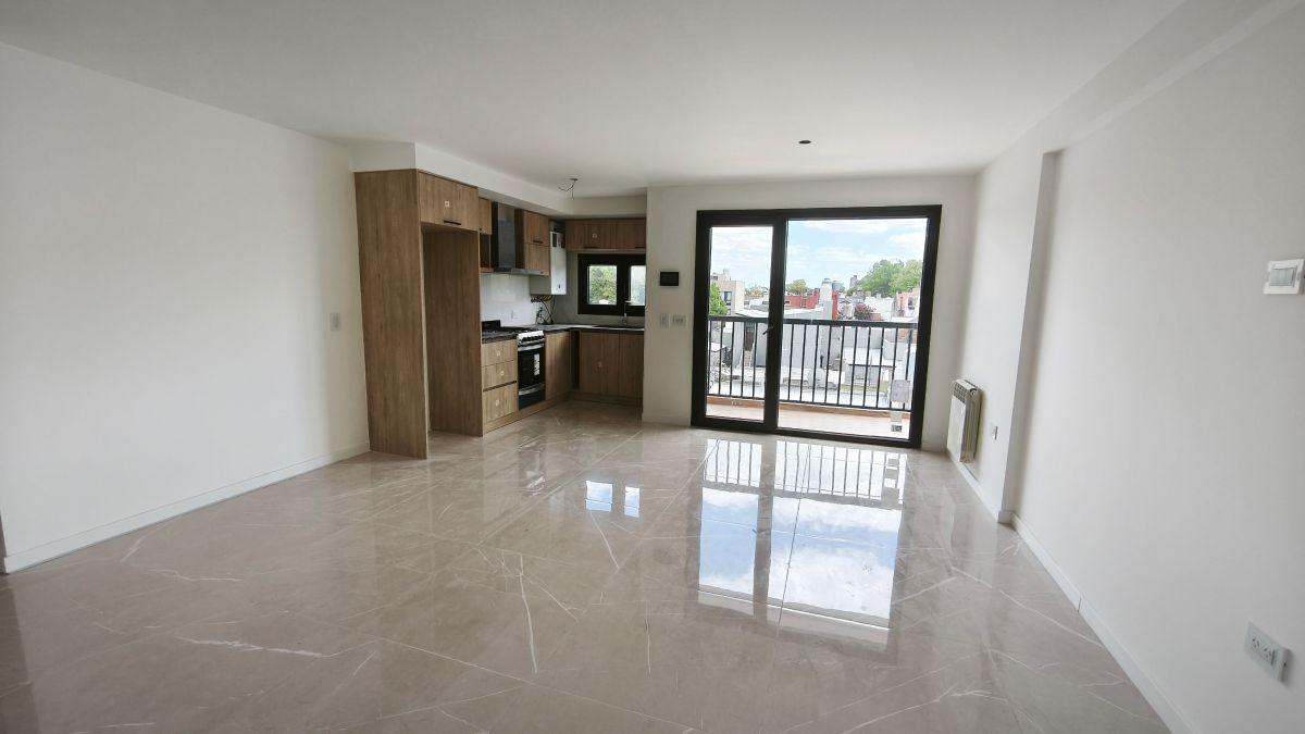 Departamento de categoría 2 amb con balcón y cochera — La Perla