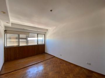 Departamento · 102m² · 5 Ambientes · 1 Cochera · Departamento en Venta en Centro. Cochera. Apto Crédito.
