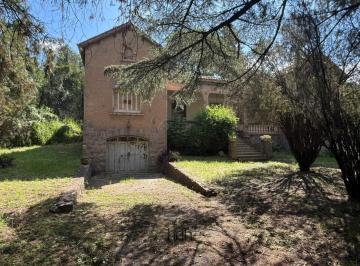 Casa · 233m² · 5 Dormitorios · 1 Cochera · Venta de Casa Histórica Chalet en Unquillo con 4 Dorm. y un Gran Terreno