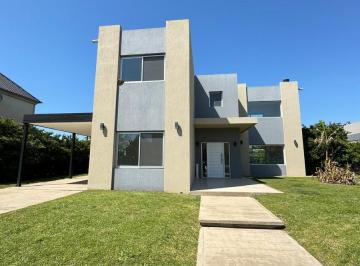 Casa · 230m² · 6 Ambientes · 2 Cocheras · Alquilo Casa en Barrio Puertos Vista