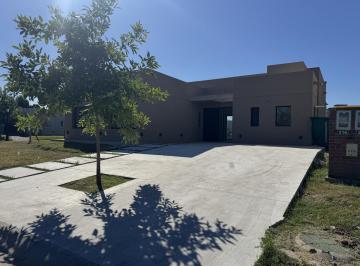 Casa · 160m² · 4 Ambientes · 2 Cocheras · Casa en Santo Tomás