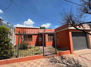 Casa · 108m² · 5 Ambientes · 1 Cochera · Casa 2 Dorm - Colón