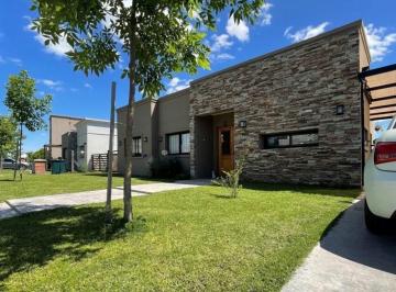 Casa · 110m² · 4 Ambientes · 2 Cocheras · Casa en Venta en Santa Lucia, Pilar del Este, Pilar