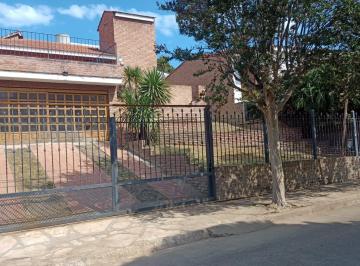 Casa · 324m² · 8 Ambientes · 4 Cocheras · Villa Carlos Paz Amplia Casa 2 Cuadras del Centro