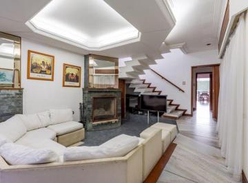 Casa · 272m² · 7 Ambientes · 2 Cocheras · Venta Casa 5 Dorm., Cochera, Quincho y Pileta en Fisherton, Rosario.