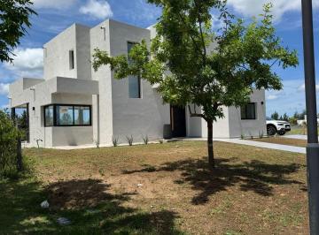 Casa · 160m² · 5 Ambientes · 2 Cocheras · Casa - El Naudir