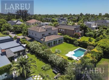 Casa · 261m² · 5 Ambientes · Casa Campo Grande