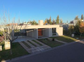 Casa · 200m² · 6 Ambientes · 2 Cocheras · Casa en Lujan de Cuyo