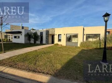 Casa · 134m² · 4 Ambientes · 1 Cochera · Casa en Barrio Privado Santo Tomas, Pilar