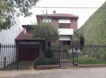 Casa · 240m² · 7 Ambientes · 2 Cocheras · Casa en Venta en La Plata - 4 Dorm. y Pileta