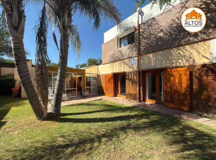 Casa · 2333m² · 6 Ambientes · 2 Cocheras