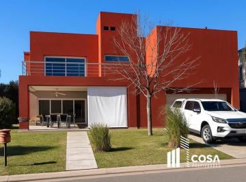 Casa · 293m² · 6 Ambientes · 2 Cocheras · Venta Casa 3 Dorm. Más Estudio Jardín con Piscina Funes Hills Cadaques