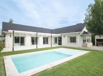 Casa · 170m² · 4 Ambientes · 1 Cochera · Venta Casa con Pileta y Gran Jardín en Arenas del Sur