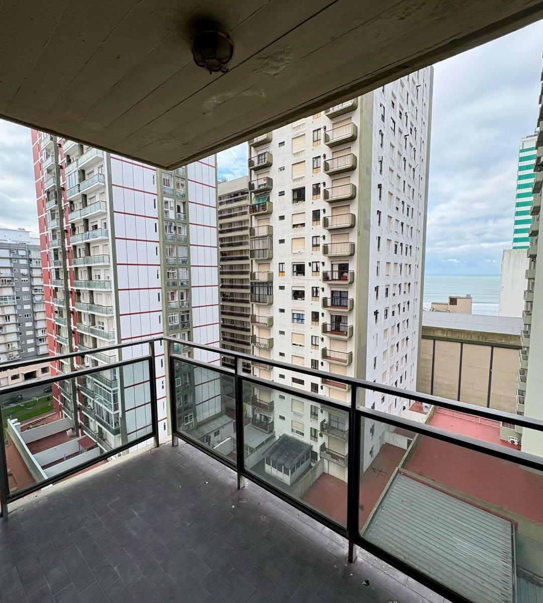 Departamento 2 Ambientes con Balcón y Vista Parcial al Mar