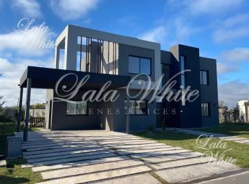 Casa · 212m² · 6 Ambientes · 2 Cocheras · Casa con Pileta y Galeria Techada, en Venta - Lagos de Canning, Esteban Echeverría