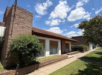Casa · 140m² · 7 Ambientes · 1 Cochera · Luminosa Casa en Venta en Lujan
