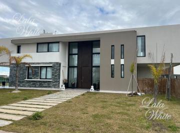 Casa · 300m² · 6 Ambientes · 2 Cocheras · Casa con 5 Dorm., en Venta - Lagos de Canning, Esteban Echeverría
