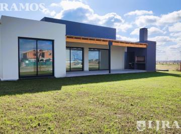 Casa · 160m² · 6 Ambientes · A Estrenar. Lote Interno.