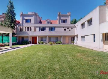 Casa · 377m² · 9 Ambientes · 2 Cocheras · Venta Casa en Excelente Ubicación de La Horqueta con Jardín Lindísimo, Quincho y Parrilla